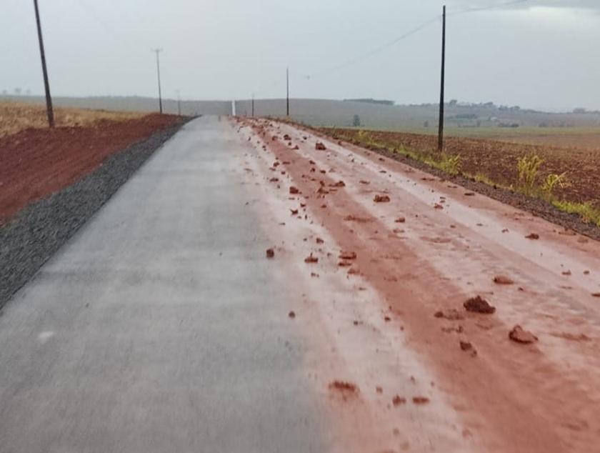 FÊNIX: Lama e pedras sobre asfalto novo da rodovia de Bela Vista, deixadas por maquinários agrícolas, provocam indignação entre moradores