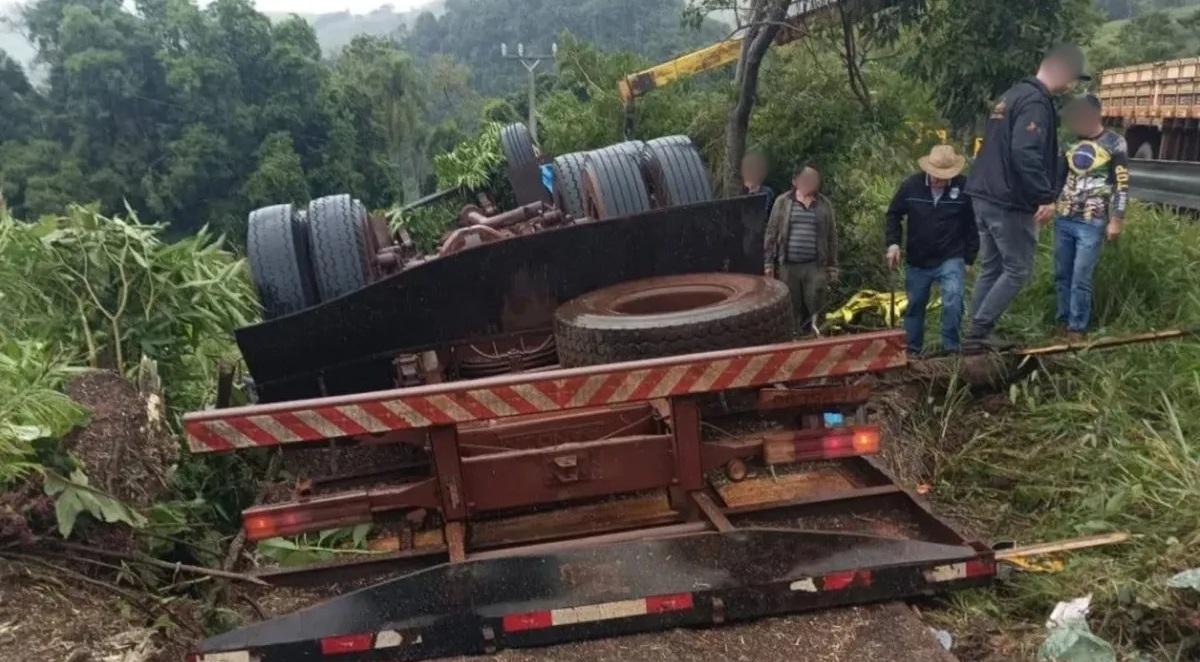 MANOEL RIBAS: Passageiro morre e motorista fica ferido após caminhão carregado de canola capotar na PRC-487