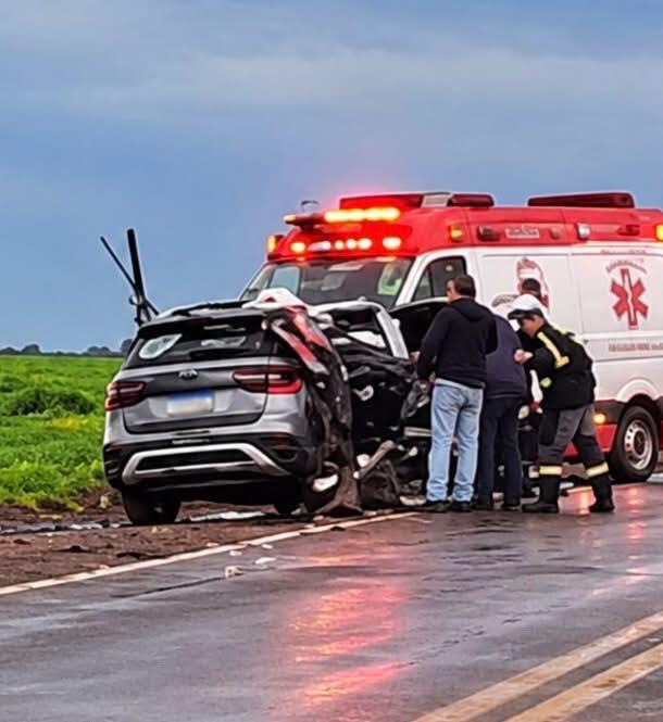 Mulher de 60 anos morre e outras duas pessoas ficam feridas em grave acidente na PR-239
