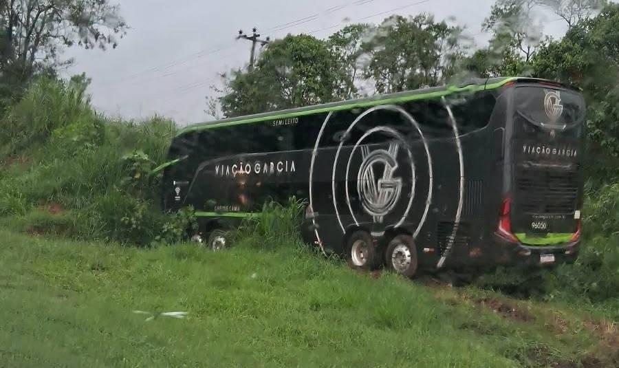 Ônibus da Viação Garcia com cerca de 50 passageiros sai da pista na BR-376