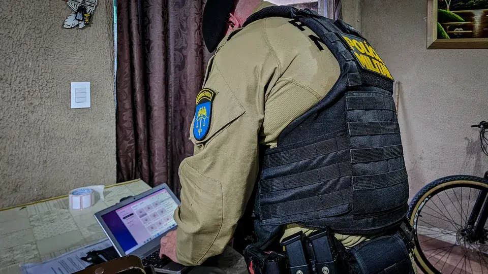 PARANÁ: 12 policiais militares são afastados em investigação sobre venda de vídeos de tortura e violência policial