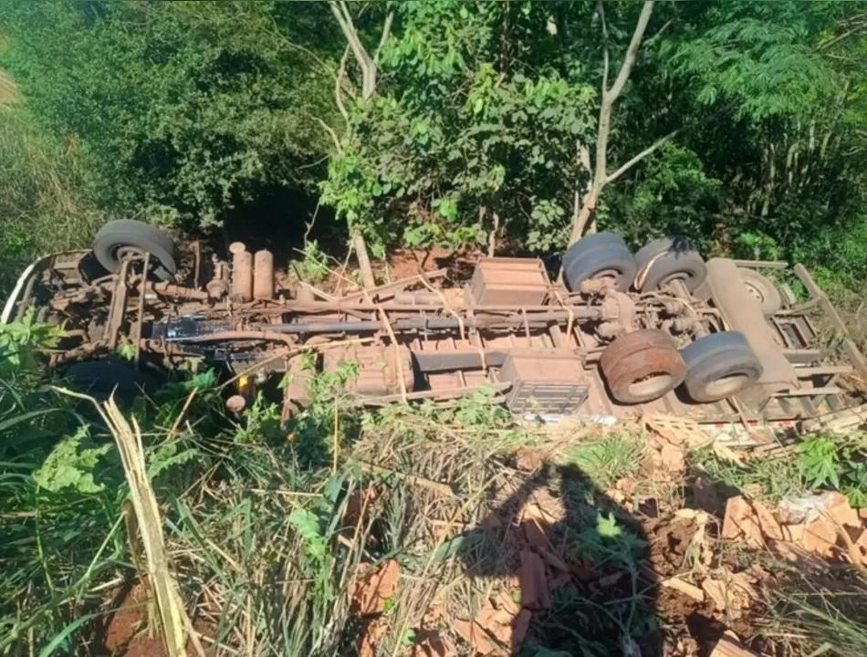 VALE DO IVAÍ: Caminhão tomba e cai em ribanceira na PR-170; motorista sofre apenas escoriações