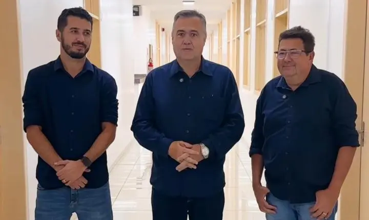 BARBOSA FERRAZ: Ao lado de Caxão e Leandro Mello, Beto Preto visita hospital e confirma R$ 1 milhão para equipamentos; dinheiro solicitado pelo prefeito e por Leandro