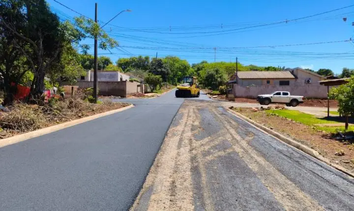 BARBOSA FERRAZ: Após anos de espera, moradores das ruas nos fundos do campo do Primavera começam a receber asfalto