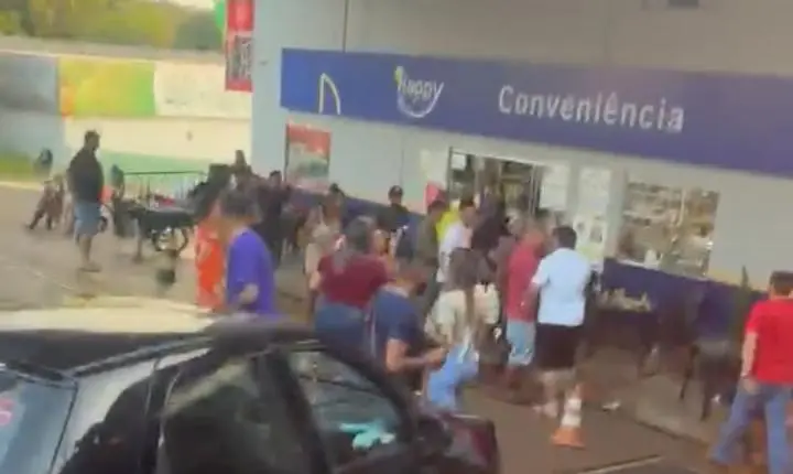 BARBOSA FERRAZ: briga generalizada é registrada no pátio de posto de combustíveis na saída para Fênix