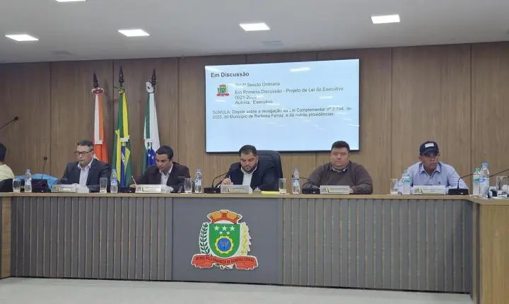 BARBOSA FERRAZ: Câmara realiza 17ª sessão com retirada e ajustes de projetos em pauta