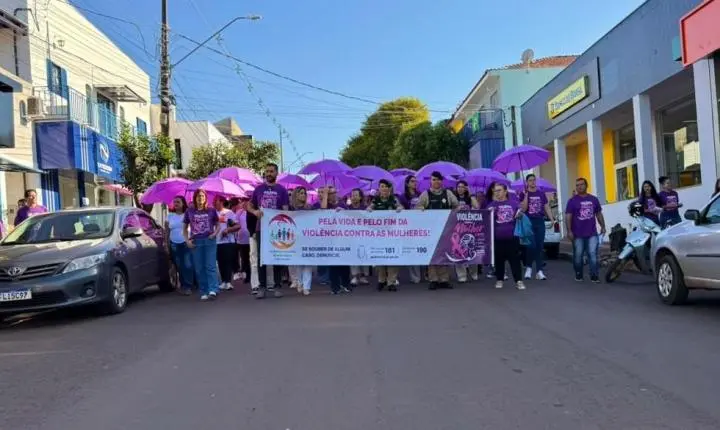 BARBOSA FERRAZ: Caminhada contra o feminicídio e violência contra a mulher mobilizou cerca de 150 pessoas no centro da cidade