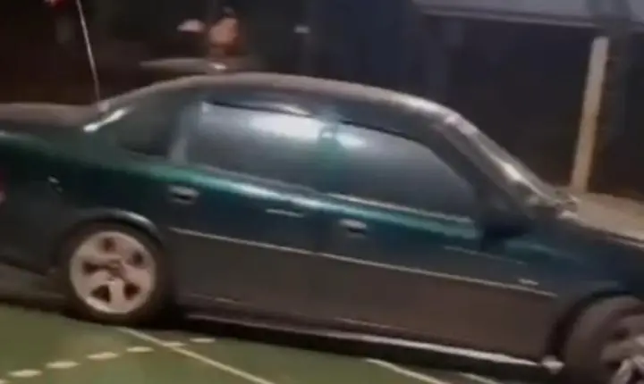 BARBOSA FERRAZ: Carro invade quadra do Parque Verde Vida e causa danos