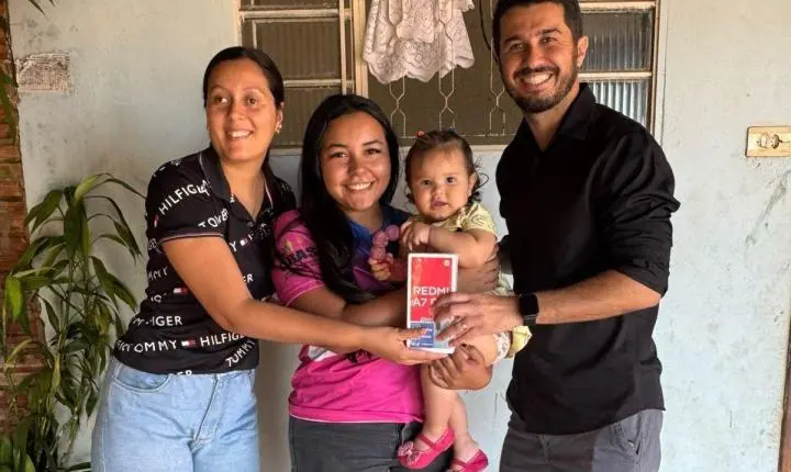 BARBOSA FERRAZ: criança sorteada no Dia D da Vacinação recebe celular de presente