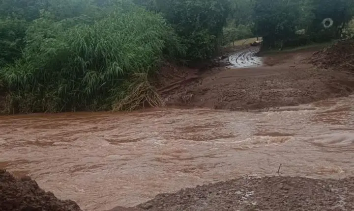 BARBOSA FERRAZ: Fortes chuvas provocam grandes estragos e enxurrada leva ponte na zona rural