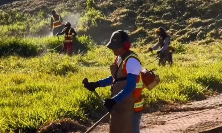 BARBOSA FERRAZ: Gestão Carlos Caxão intensifica limpeza urbana com o Projeto Cidade Limpa