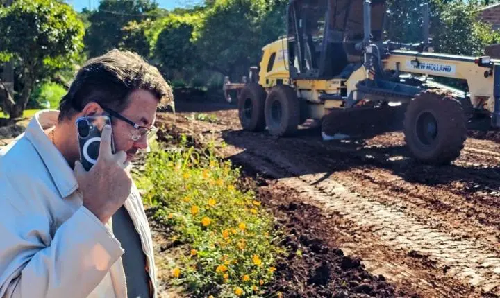 BARBOSA FERRAZ: Início do asfalto no Primavera é acompanhado pelo prefeito Caxão; setor que liga o Conjunto Primavera à rodovia será praticamente todo asfaltado