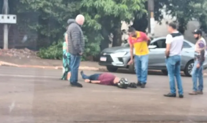 BARBOSA FERRAZ: Motociclista fica ferido após colisão entre duas motos na Rua Rio Grande do Sul