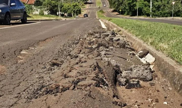BARBOSA FERRAZ: Obra de asfalto da Avenida São Paulo, entregue na gestão passada, apresenta danos graves em vários pontos