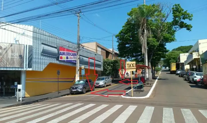 BARBOSA FERRAZ: ponto de táxi no centro, na Avenida Presidente Kennedy, é reposicionado ao lado da calçada para melhorar fluxo no trânsito
