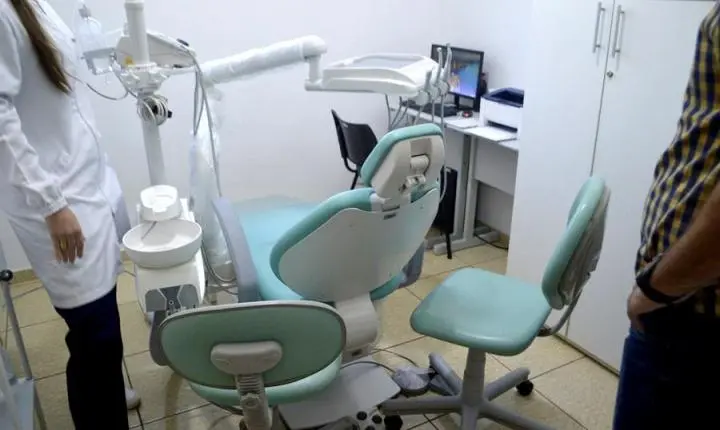 BARBOSA FERRAZ: Prefeito Caxão e secretário Leandro Mello oficializam nova clínica odontológica na UBS Santa Rita, na Vila do Roque