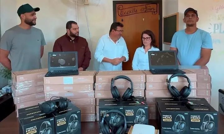 BARBOSA FERRAZ: Prefeito Caxão e vereador Dedé entregam Chromebooks para projetos de robótica e informática