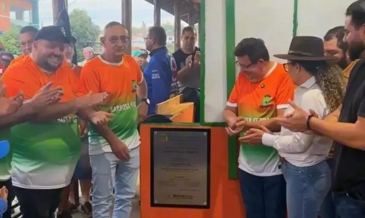 BARBOSA FERRAZ: Prefeito Caxão e vice-prefeita Lucinete inauguram a revitalização da quadra municipal de malha