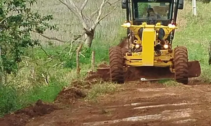 BARBOSA FERRAZ: Prefeitura realiza melhorias nas estradas do Assentamento Irmã Dorothy