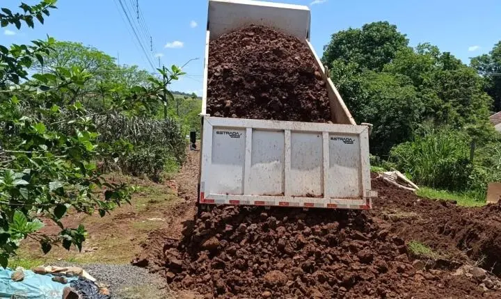 BARBOSA FERRAZ: Prefeitura realiza recuperação de ruas na Vila Operária após fortes chuvas