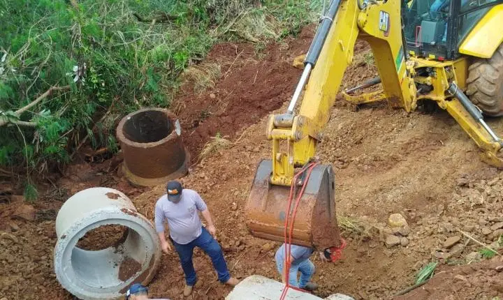 BARBOSA FERRAZ: Prefeitura realiza reparo em bueiro na estrada da Vila Rural do São Judas; vereador Dedé, autor do pedido, destacou apoio do prefeito Caxão e do secretário Fábio Caparroz