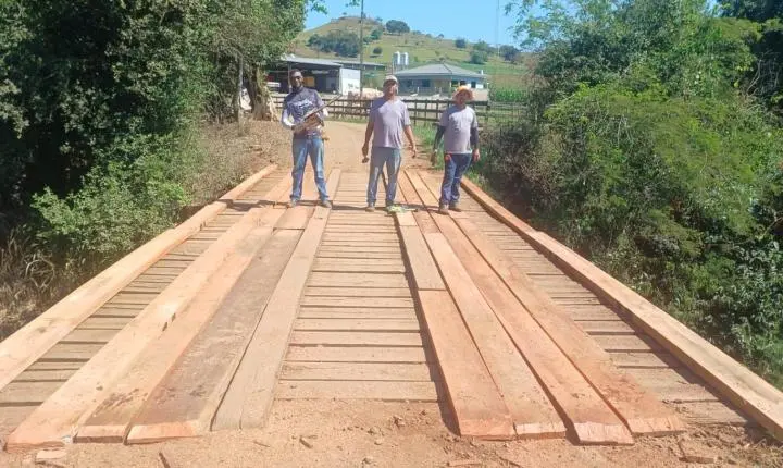 BARBOSA FERRAZ: Prefeitura recupera ponte rural no bairro do Óleo após pedido de agricultores da região
