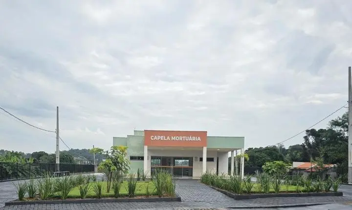 BARBOSA FERRAZ: Prefeitura revitaliza entorno da Capela Mortuária com jardinagem e pintura