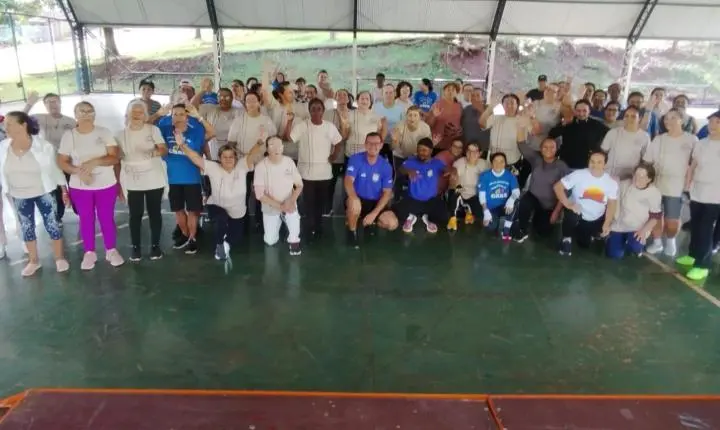 BARBOSA FERRAZ: Projeto da Ação Social oferece atividades físicas gratuitas para grupo da melhor idade duas vezes por semana na quadra do Parque Verde Vida