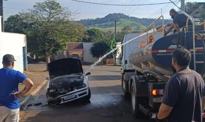 BARBOSA FERRAZ: Veículo pega fogo após pane elétrica e mobiliza moradores e caminhão pipa no centro da cidade
