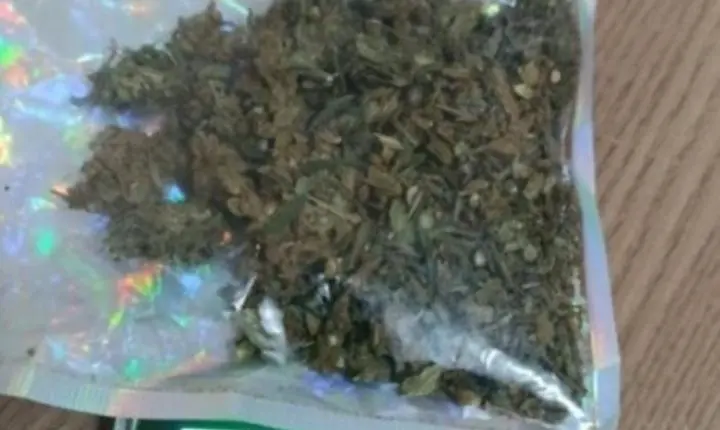 CAMPO MOURÃO: Homem ameaça ex com faca, foge e deixa maconha para trás no centro