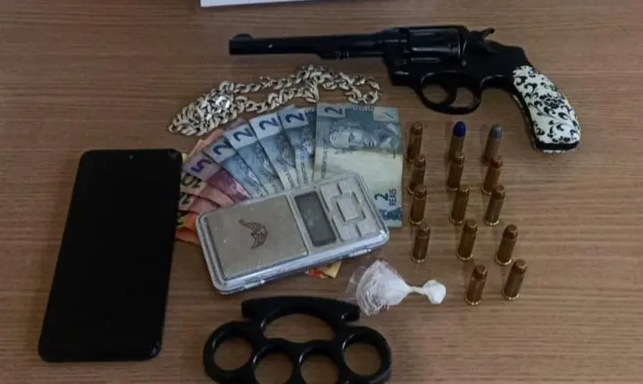 CAMPO MOURÃO: Homem é preso com arma raspada, cocaína e munições após denúncia de violência doméstica