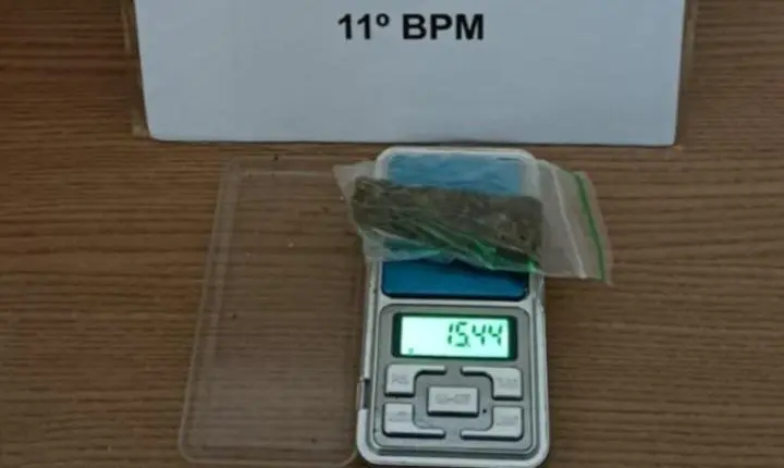 CAMPO MOURÃO: Homem foi preso com drogas e motocicleta adulterada no centro