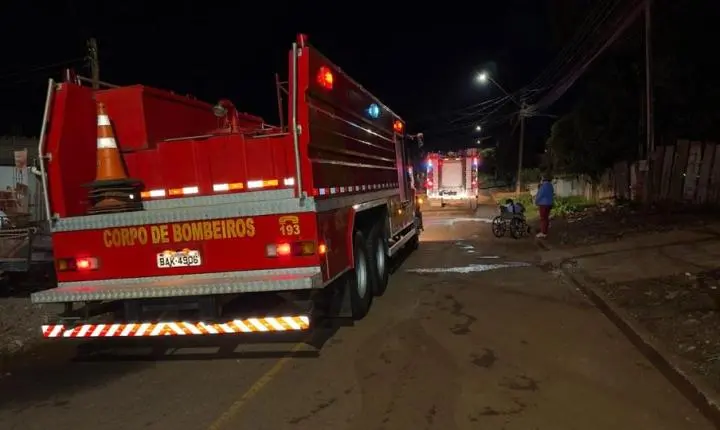 CAMPO MOURÃO: Incêndio destrói interior de residência durante a madrugada