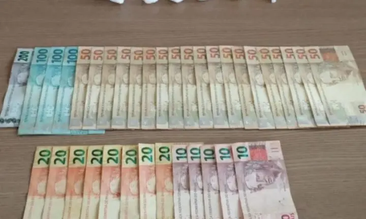 CAMPO MOURÃO: Mulher é presa com cocaína e mais de R$ 1,6 mil