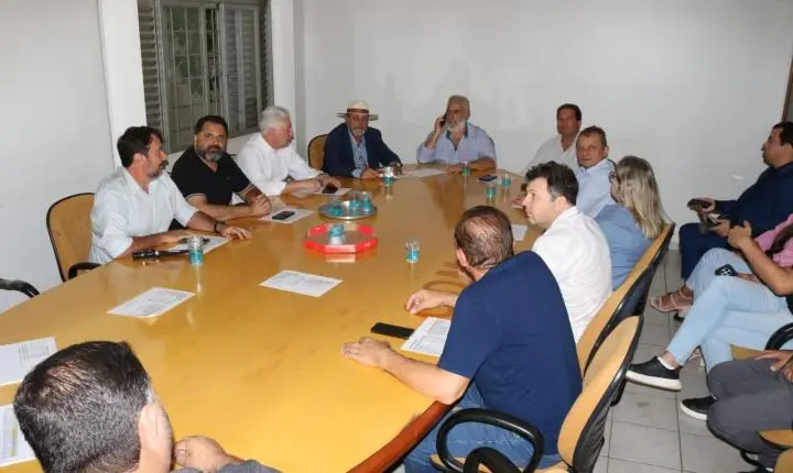 Comcam lidera reação de prefeitos da região após queda na arrecadação e risco nos serviços públicos