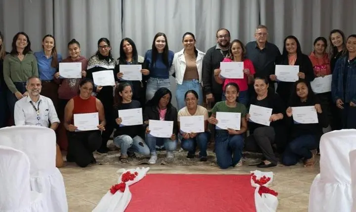 Corumbataí do Sul conclui curso de maquiagem e entrega certificados a 15 mulheres