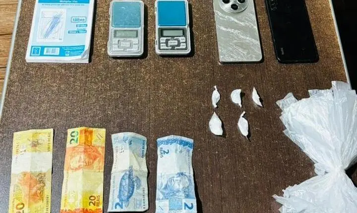 Em Fênix a Polícia Militar prende suspeitos por tráfico e apreende cocaína, balanças e dinheiro