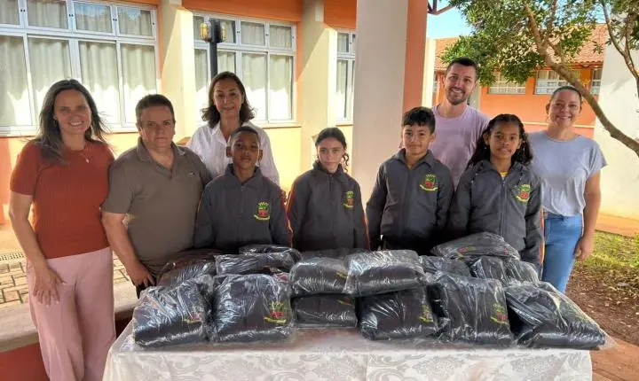 ENGENHEIRO BELTRÃO: 1.250 uniformes de inverno estão sendo entregues para alunos da rede municipal de ensino