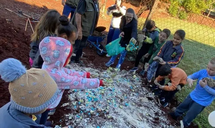 ENGENHEIRO BELTRÃO: Alunos de Ivailândia participam de atividade de compostagem com foco em educação ambiental