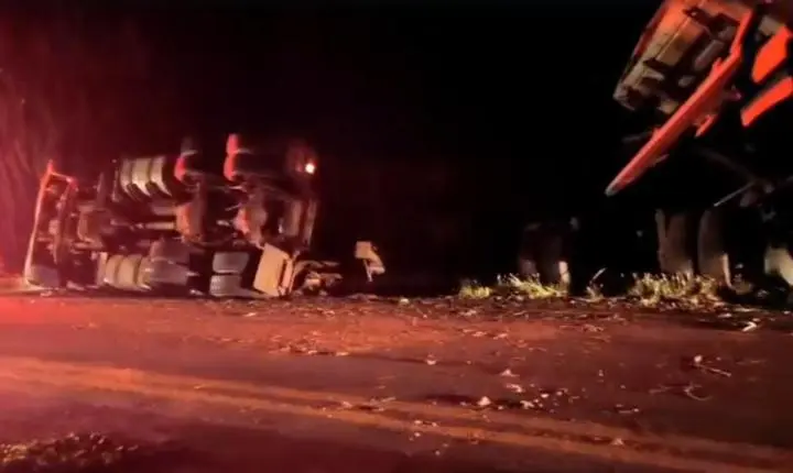 ENGENHEIRO BELTRÃO: Carreta tomba após colisão com plantadeira na PR-082 e deixa motorista ferido