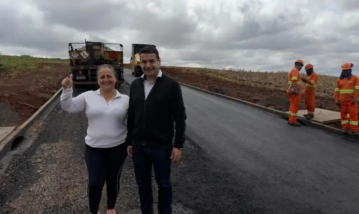 ENGENHEIRO BELTRÃO: obras de pavimentação avançam nas ruas das Paineiras e Ceará; prefeito Garbim e vereadora Rosana Maranho visitaram a obra