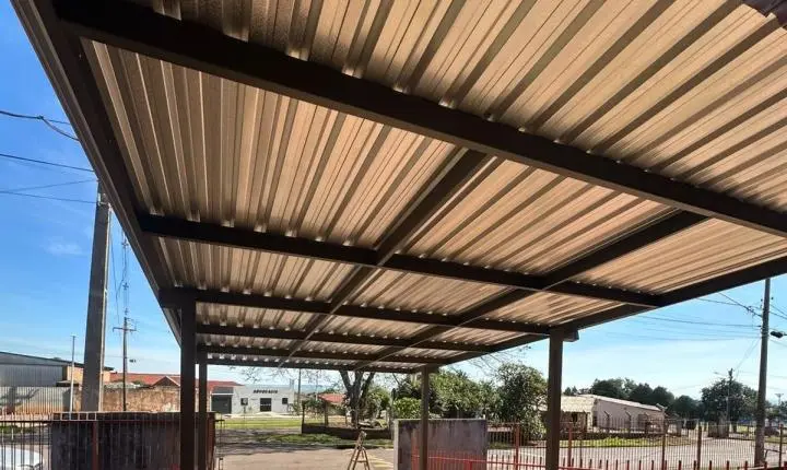 ENGENHEIRO BELTRÃO: Prefeitura instala cobertura na CMEI Padre Leoni Pientik após pedido do vereador Fernando Perereca