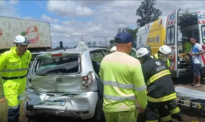 ENGENHEIRO BELTRÃO: quatro moradores ficam feridos em colisão entre carro e caminhão na PR-317