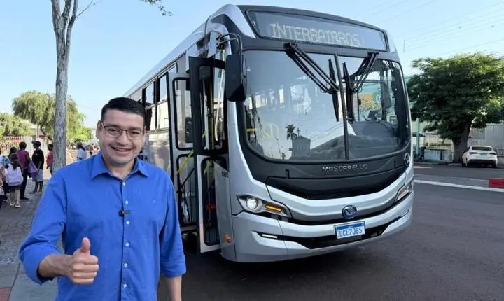 Engenheiro Beltrão recebe três novos ônibus para reforçar transporte gratuito entre sede, bairros e distritos; Investimento de R$ 2,3 milhões