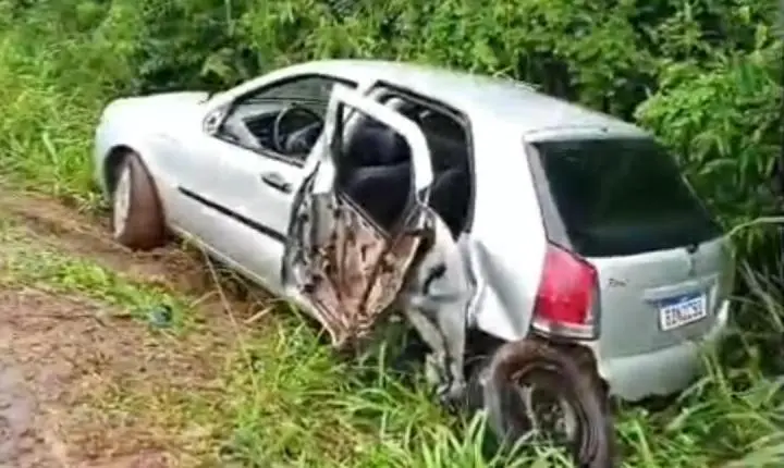 ENTRE BARBOSA FERRAZ E FÊNIX: Colisão entre dois carros deixou pessoas feridas sem gravidade 