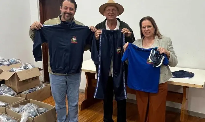 FÊNIX: administração municipal entregou uniformes escolares para alunos da rede municipal