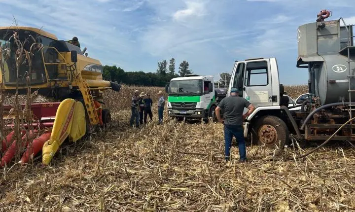 FÊNIX: caminhão-pipa da Prefeitura evitou que colheitadeira fosse destruída por incêndio; segundo caso na semana