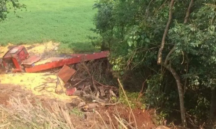 FÊNIX: Caminhão tomba após sair da pista na PR-082