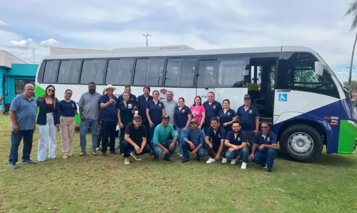 FÊNIX: Júnior Molina entrega novo ônibus para reforçar transporte da Saúde e dar mais conforto aos pacientes; veículo chegou com apoio do deputado Adriano José