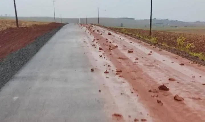 FÊNIX: Lama e pedras sobre asfalto novo da rodovia de Bela Vista, deixadas por maquinários agrícolas, provocam indignação entre moradores